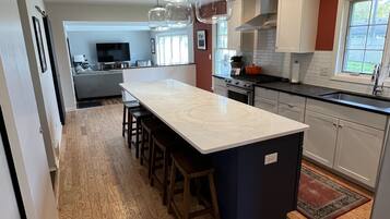 Frigorífic, microones, forn i placa de cuina