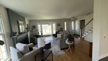 Televisor intel·ligent, videojocs, reproductor de DVD i llibres