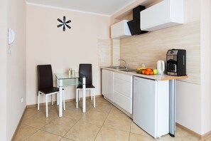 Comfort Apartment | Private kitchenette | Fridge, microwave, stovetop, coffee/tea maker - Aparthouse Apartamenty Sosnowiec (Sosnowiec)