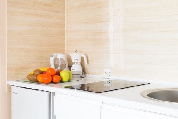 Standard Apartment | Private kitchenette | Fridge, microwave, stovetop, coffee/tea maker