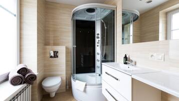 Comfort Apartment | Bathroom | Shower, hair dryer, towels, toilet paper