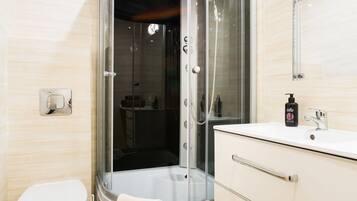 Standard Apartment | Bathroom | Shower, hair dryer, towels, toilet paper
