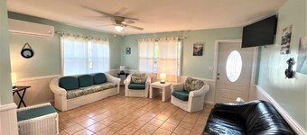 Blair's Bungalow - Exceptional Value! 2 bdrm home w/dock slip Green Turtle Cay