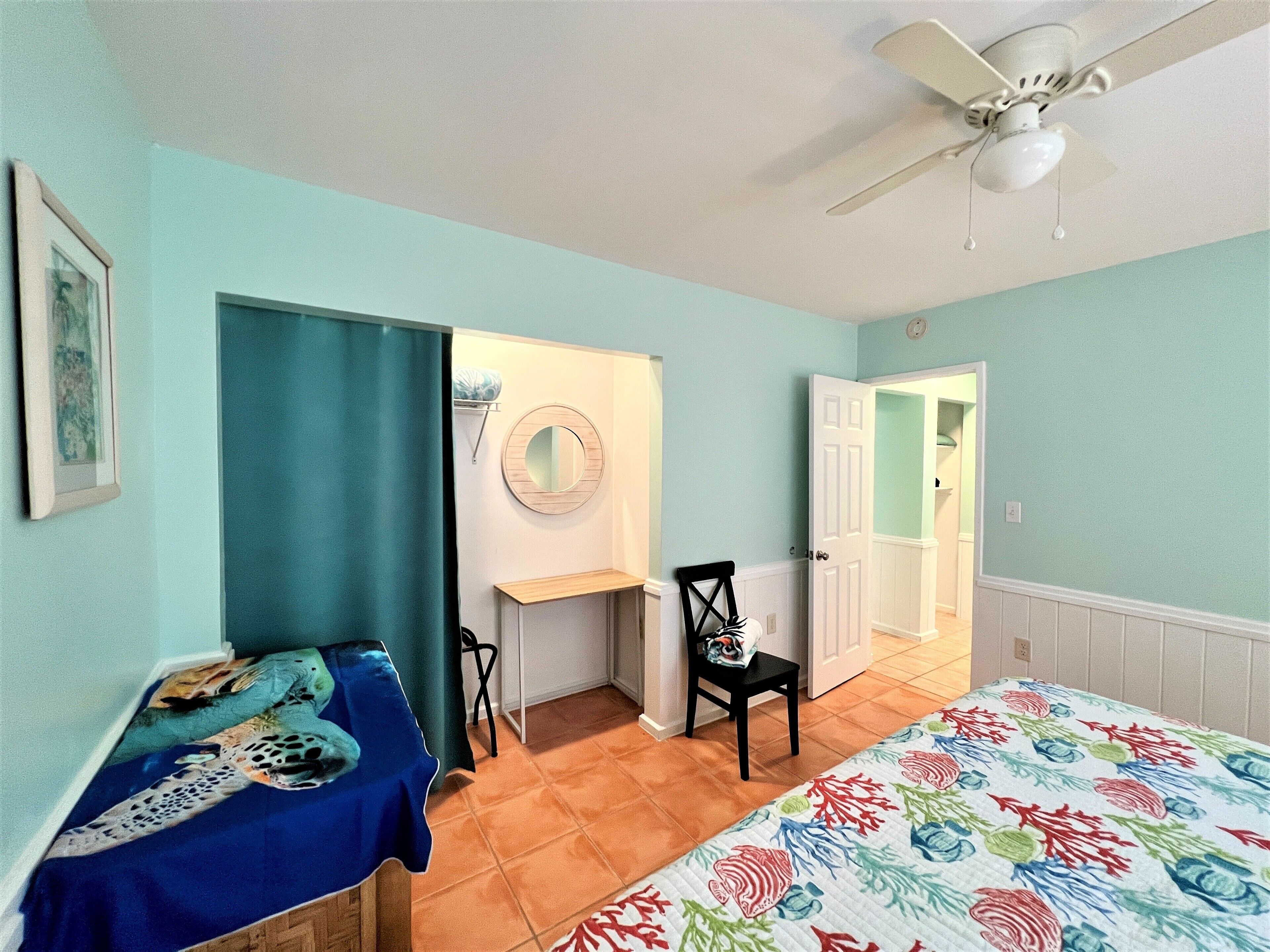 2 slaapkamers, een bureau, een strijkplank/strijkijzer, reisbedje