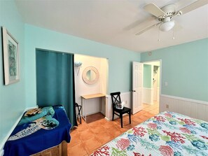 2 habitaciones, escritorio y tabla de planchar con plancha 