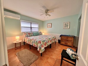 2 Schlafzimmer, Schreibtisch, Bügeleisen/Bügelbrett, Reisekinderbett