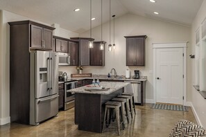 Jääkaappi, mikroaaltouuni, uuni, liesi