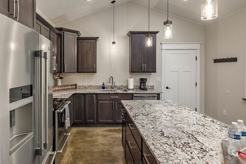 Stoneridge Place Cottage # 3 - Lomahuoneisto tai Executive Retreat 2BR 2BA Garage!