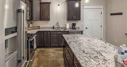 Stoneridge Place Cottage # 3 - Lomahuoneisto tai Executive Retreat 2BR 2BA Garage!