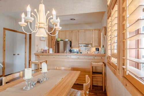 Wildflower Condo 607-In the Heart of Sun Valley, Great Views & Lots of Light