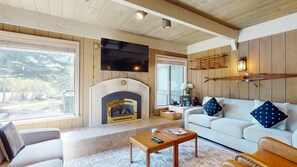 Smart TV, fireplace
