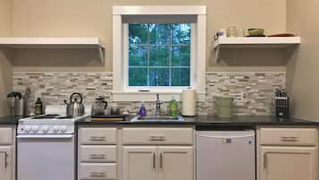 Een koelkast, een magnetron, een oven, een kookplaat