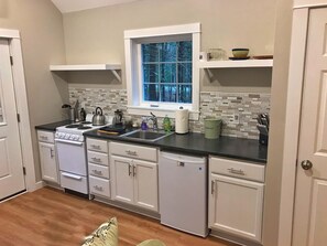 Réfrigérateur, micro-ondes, four, plaque de cuisson