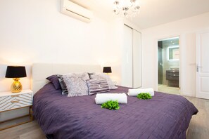 3 bedrooms, in-room safe, iron/ironing board, travel cot