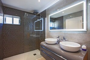 Douche, sèche-cheveux, serviettes fournies, papier toilette