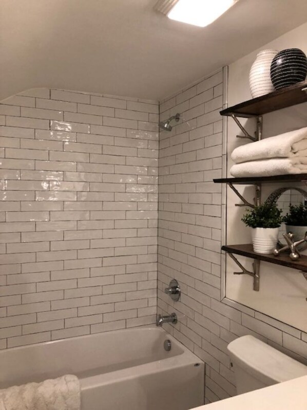 Ensemble baignoire-douche, serviettes fournies, savon