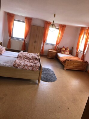 5 bedrooms, WiFi, bed sheets