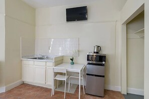 Basic-Einzelzimmer, 1 Queen-Bett | Bügeleisen/Bügelbrett, kostenloses WLAN, Bettwäsche