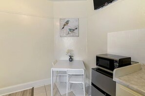 Basic-Einzelzimmer, 1 Queen-Bett | Bügeleisen/Bügelbrett, kostenloses WLAN, Bettwäsche