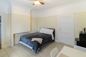 Basic-Einzelzimmer, 1 Queen-Bett | Bügeleisen/Bügelbrett, kostenloses WLAN, Bettwäsche