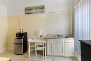 Basic-Einzelzimmer, 1 Queen-Bett | Bügeleisen/Bügelbrett, kostenloses WLAN, Bettwäsche