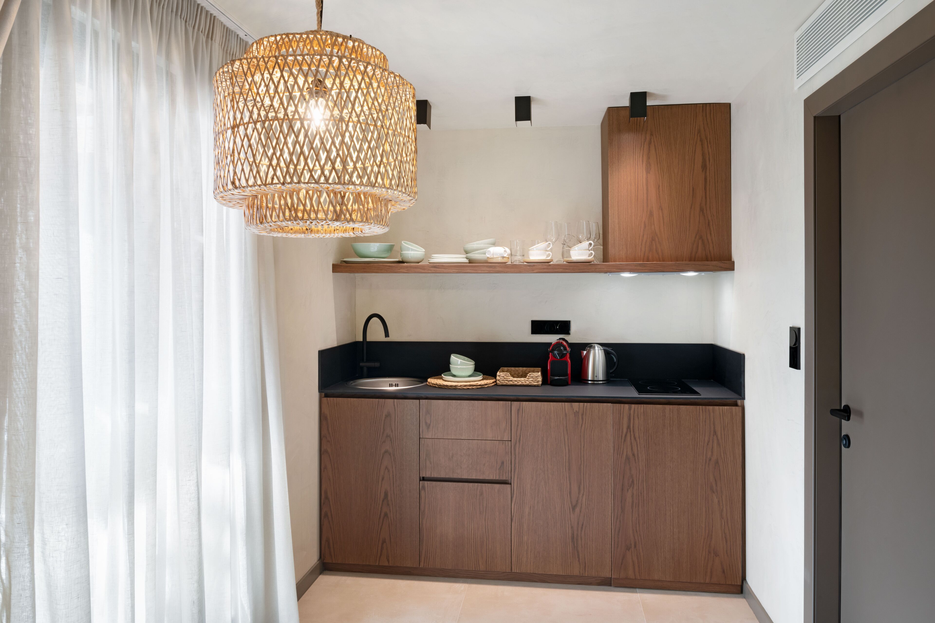 executive suite, pool view | private kitchen | electric kettle