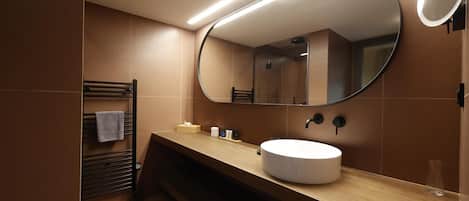 Shower, rainfall showerhead, free toiletries, hair dryer