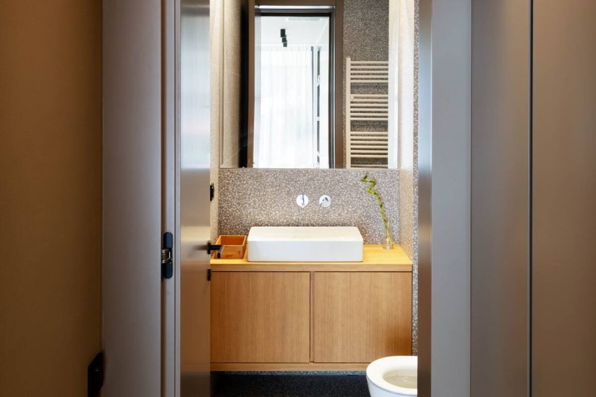 shower, rainfall showerhead, free toiletries, hair dryer