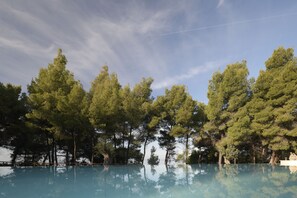Seasonal outdoor pool, open 11:00 AM to 7:00 PM, sun loungers - Amantes Villas and Suites (Sithonia)
