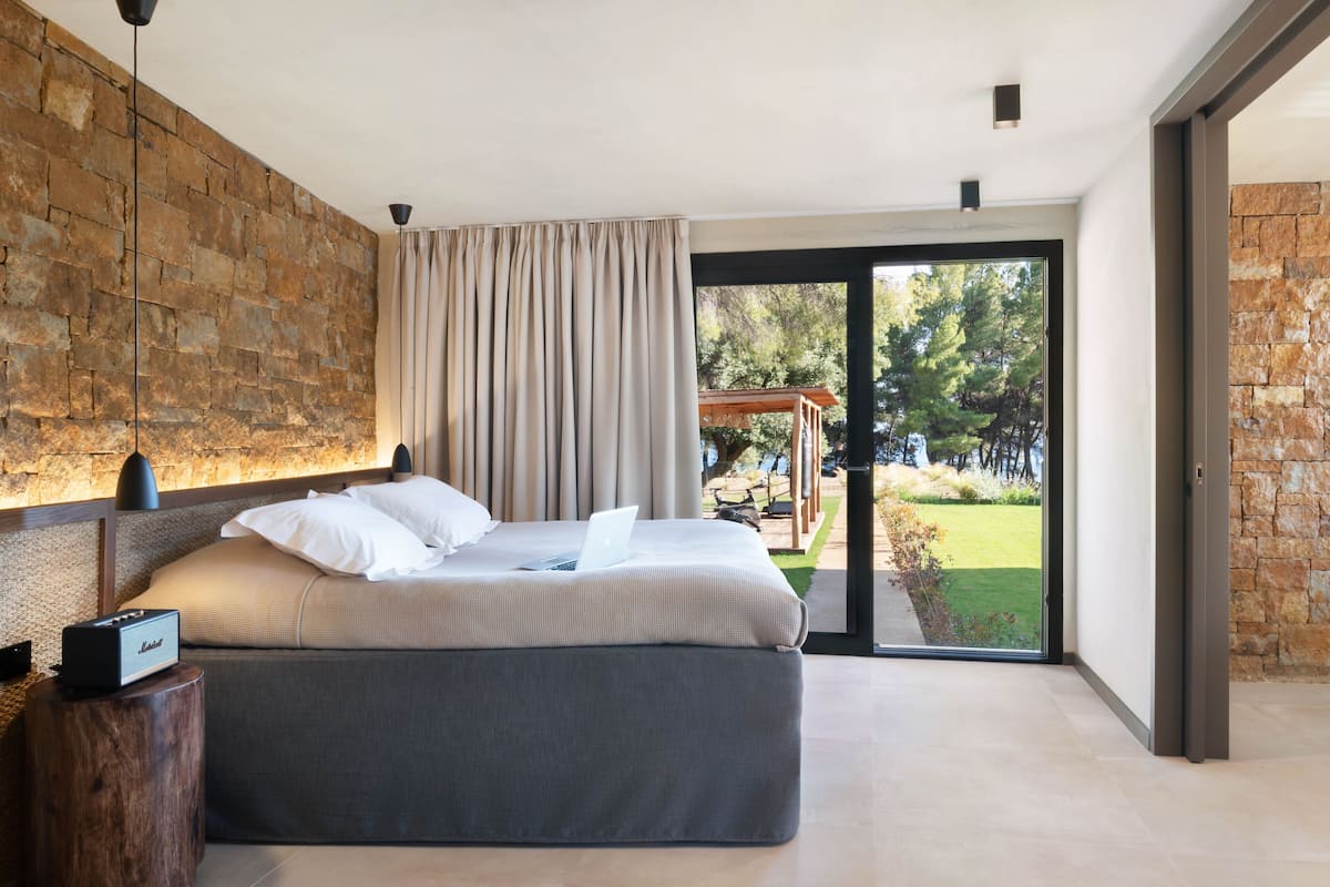 junior suite, courtyard view (outdoor jetted tub) | 1 bedroom, hypo-allergenic bedding, down duvets, memory-foam beds