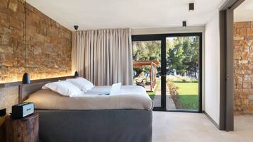 Junior Suite, Courtyard View (Outdoor Jetted Tub) | Hypo-allergenic bedding, down duvets, memory-foam beds, minibar