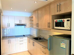 Geladeira, micro-ondas, cooktop