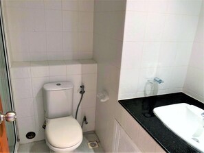Shower, towels - Metro Jomtien Condotel - Sleeps 2 (Pattaya)
