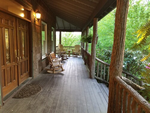 6 BR Enormous, 4700 Square Foot Vacation Home in a Scenic Mountain Setting!