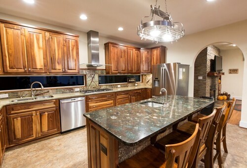 6 BR Enormous, 4700 Square Foot Vacation Home with Majestic Mountain Views!