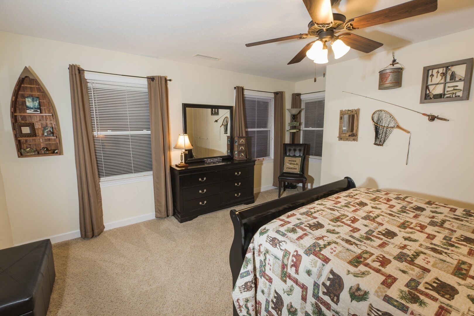 Dream about your big catch in the queen size bed in the Fishing Room. 