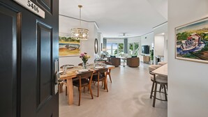 Een moderne eethoek met een houten tafel, stoelen en een bloevas.