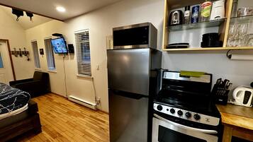 Coffee/tea maker, fridge, microwave, oven