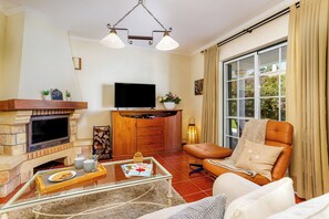 TV, fireplace