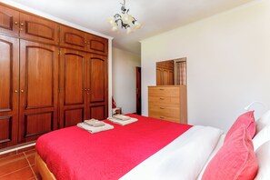 3 bedrooms, iron/ironing board, free WiFi, bed sheets