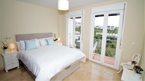 3 slaapkamers, een strijkplank/strijkijzer, wifi, beddengoed