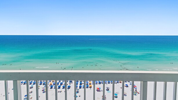 Strandudsigt med en balkon, der kigger ud over havet.