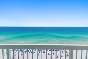 Vista sulla spiaggia con un balcone affacciato sull'oceano.