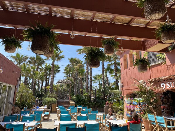 Outdoor dining - MOBILE HOME 150 m PAMPELONNE BEACH -SAINT TROPEZ- Toison d'Or 5 stars (Ramatuelle)