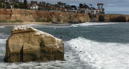 Charming Cottage: 5-minute walk to beach!