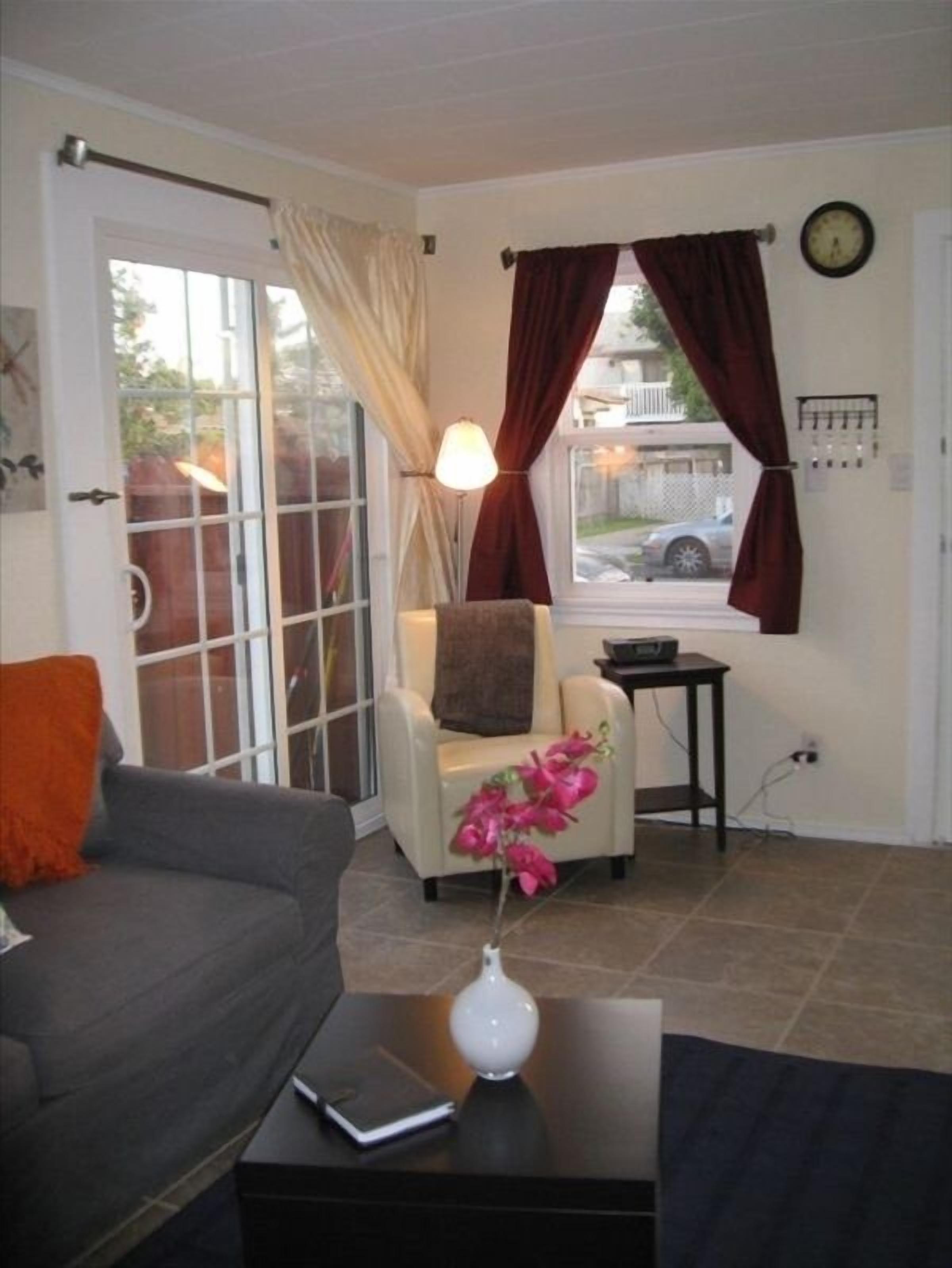 Televisión, reproductor de DVD, libros y videoteca 