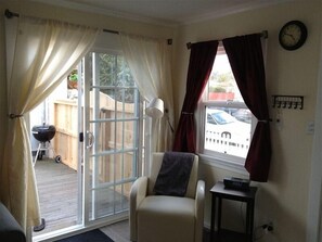 Interior - Charming Cottage: 5-minute walk to beach! (San Diego)