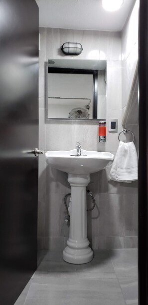 Regadera, toallas, jabón, papel de baño 