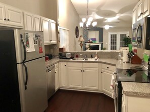 ثلاجة، ميكروويف، فرن، موقد طهي مسطح