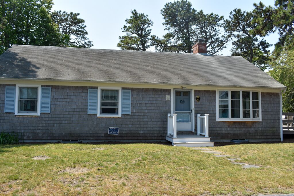 3 bedroom, 1.5 bath home .3 miles to Sea Street Beach.